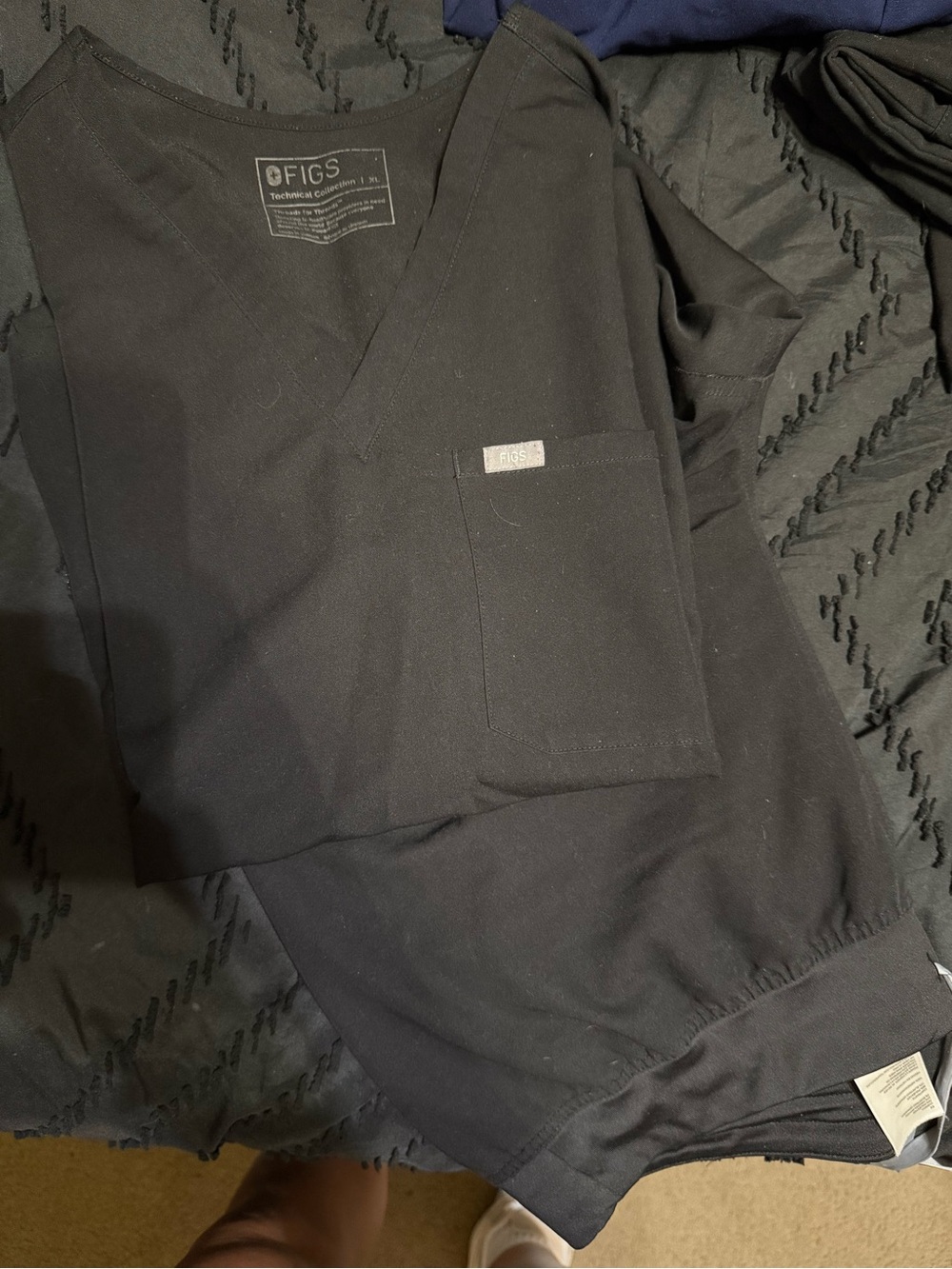 FIGS Black V-neck Scrub Set